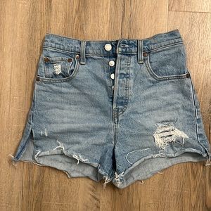 LEVI’S RIBCAGE SHORTS